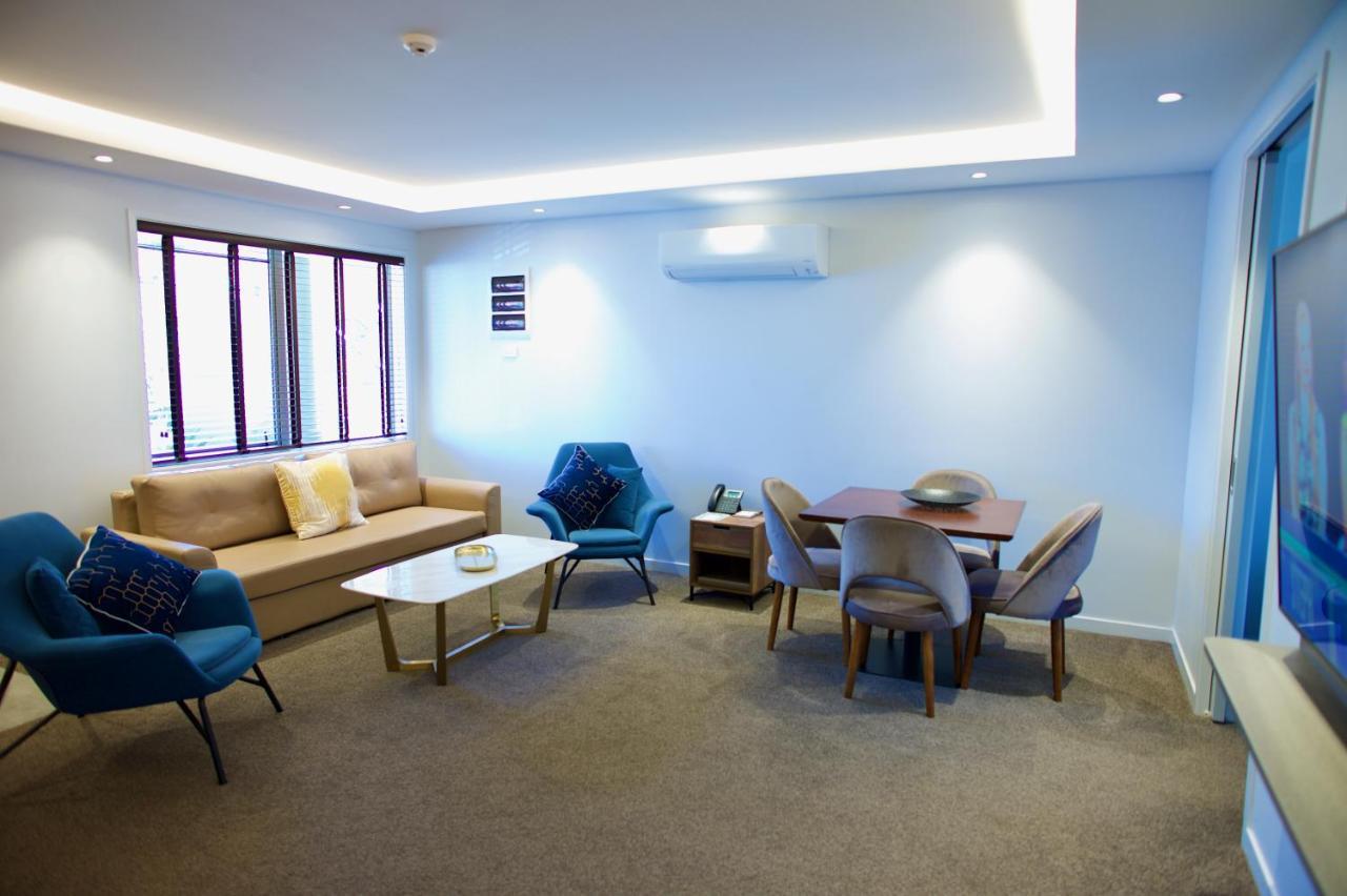 리갈 팜스 리조트 로토루아 외부 사진 A living room in a typical apartment