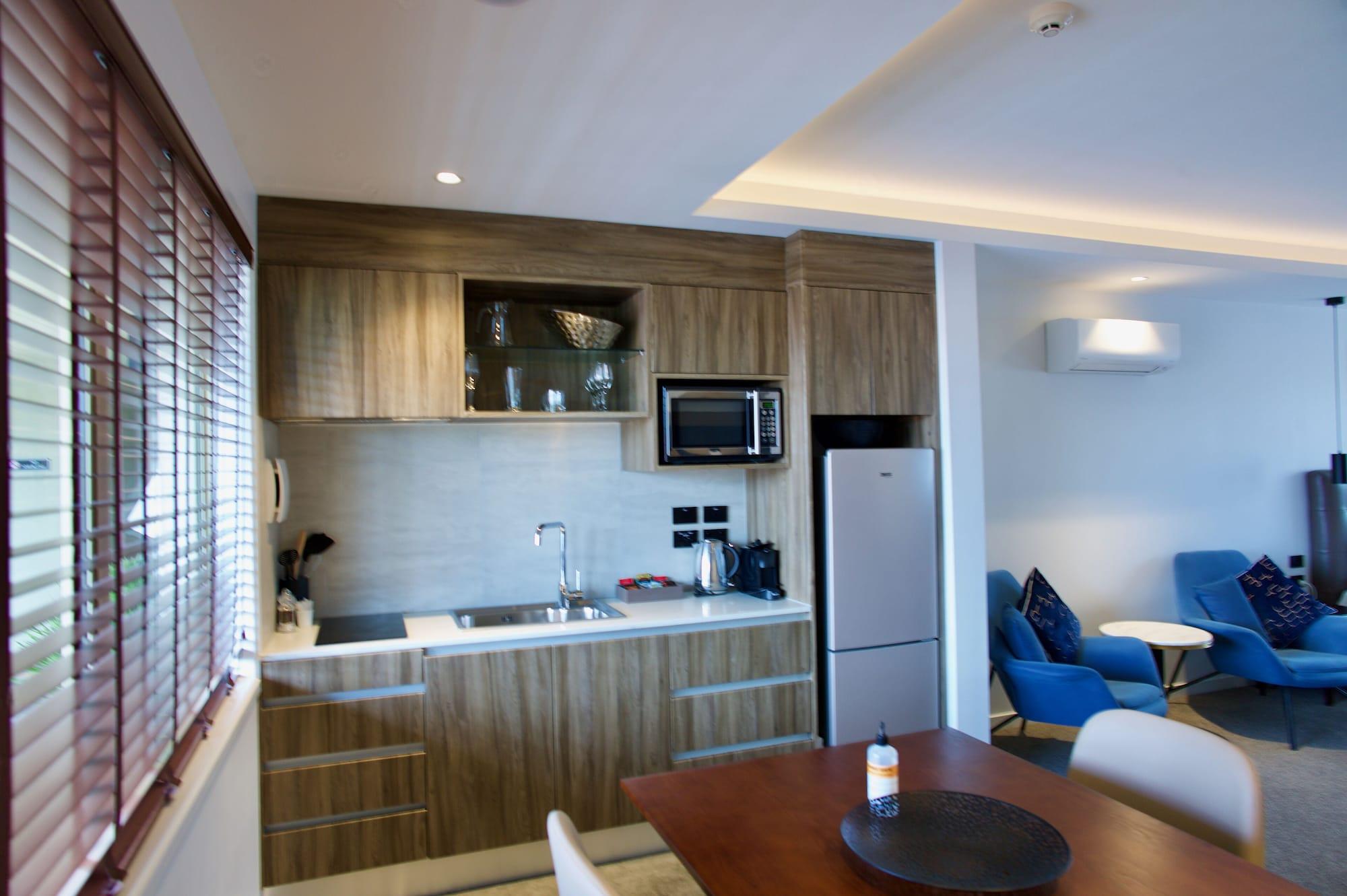 리갈 팜스 리조트 로토루아 외부 사진 A kitchen in a hotel suite