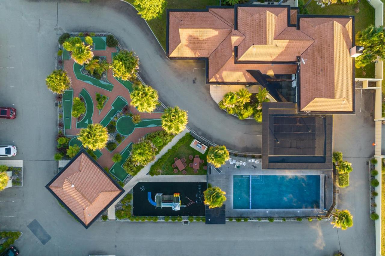 리갈 팜스 리조트 로토루아 외부 사진 Aerial view of the clubhouse