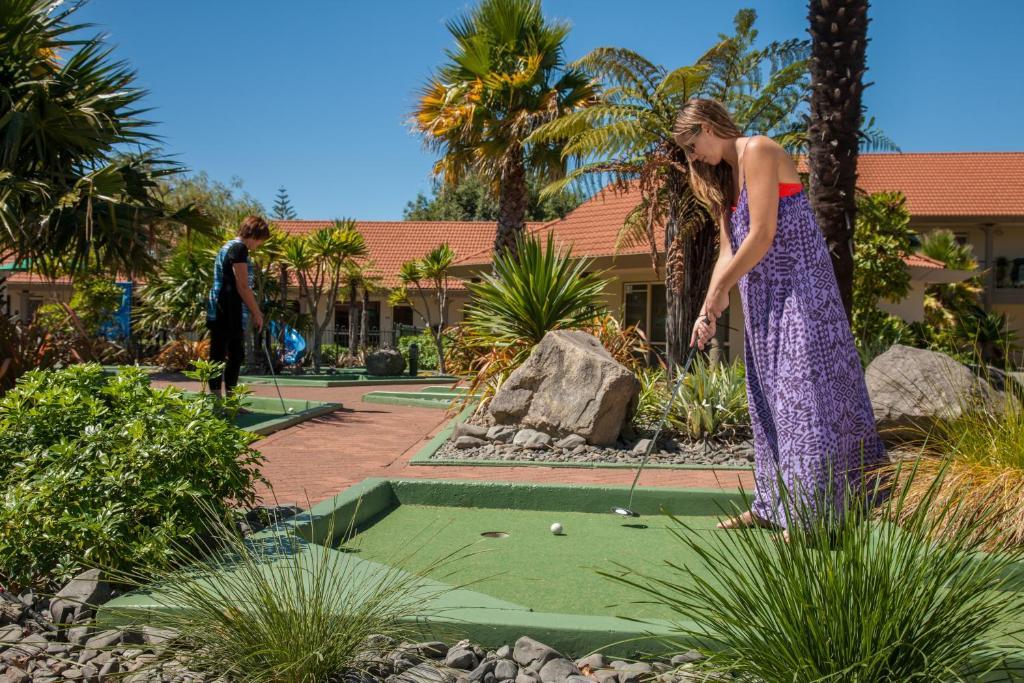 리갈 팜스 리조트 로토루아 외부 사진 A woman playing mini golf